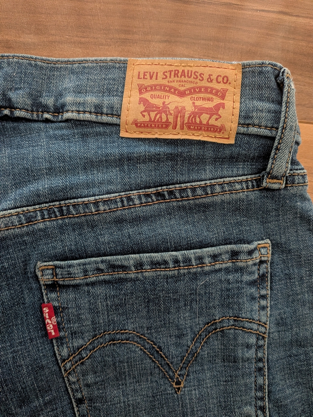 Women's Dark Wash Denim Roll-Cuff Shorts - Picture 4 of 5